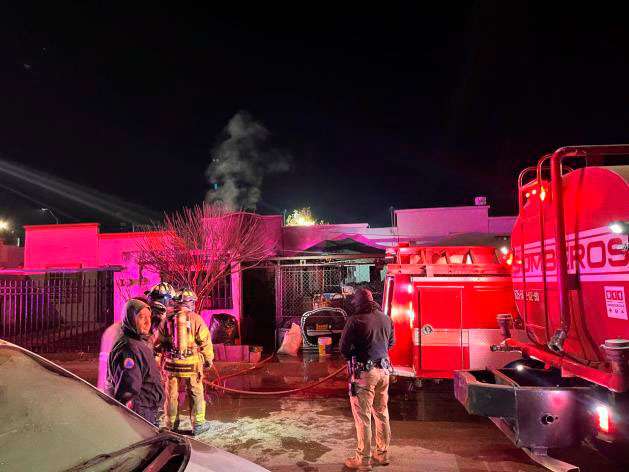 Con bombas molotov incendian casa en Cuauhtémoc