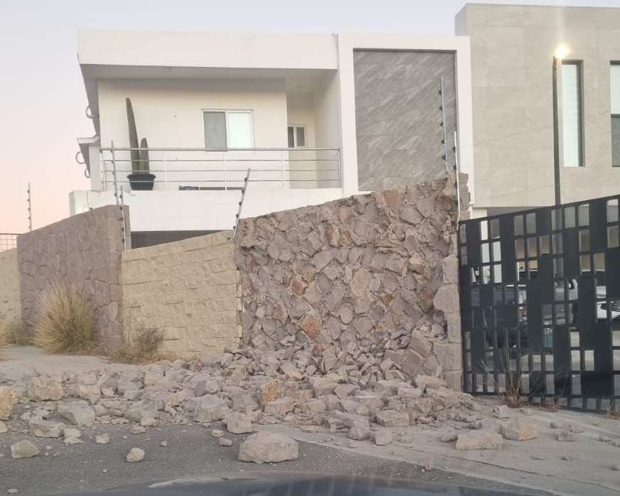 Colapsa barda de fraccionamiento Valdivia II