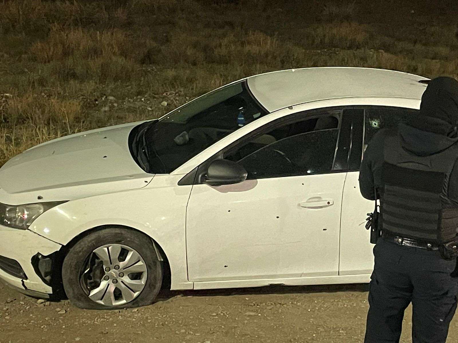 Atacan a balazos a uno en un palenque 