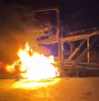 Se incendia camión madrina cargado con vehículos nuevos