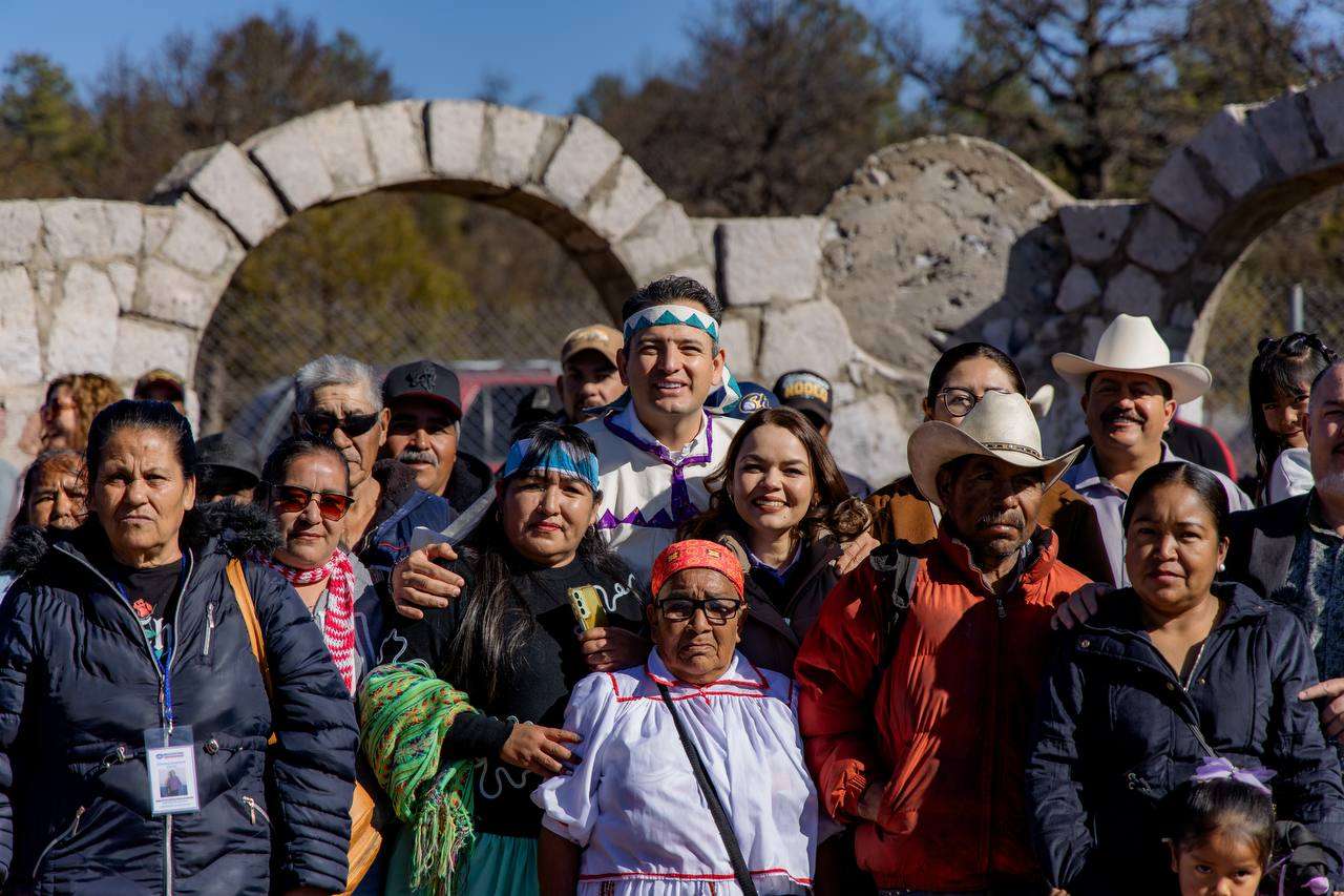 Entregan Bonilla y alcalde de Bocoyna apoyos a familias indígenas 
