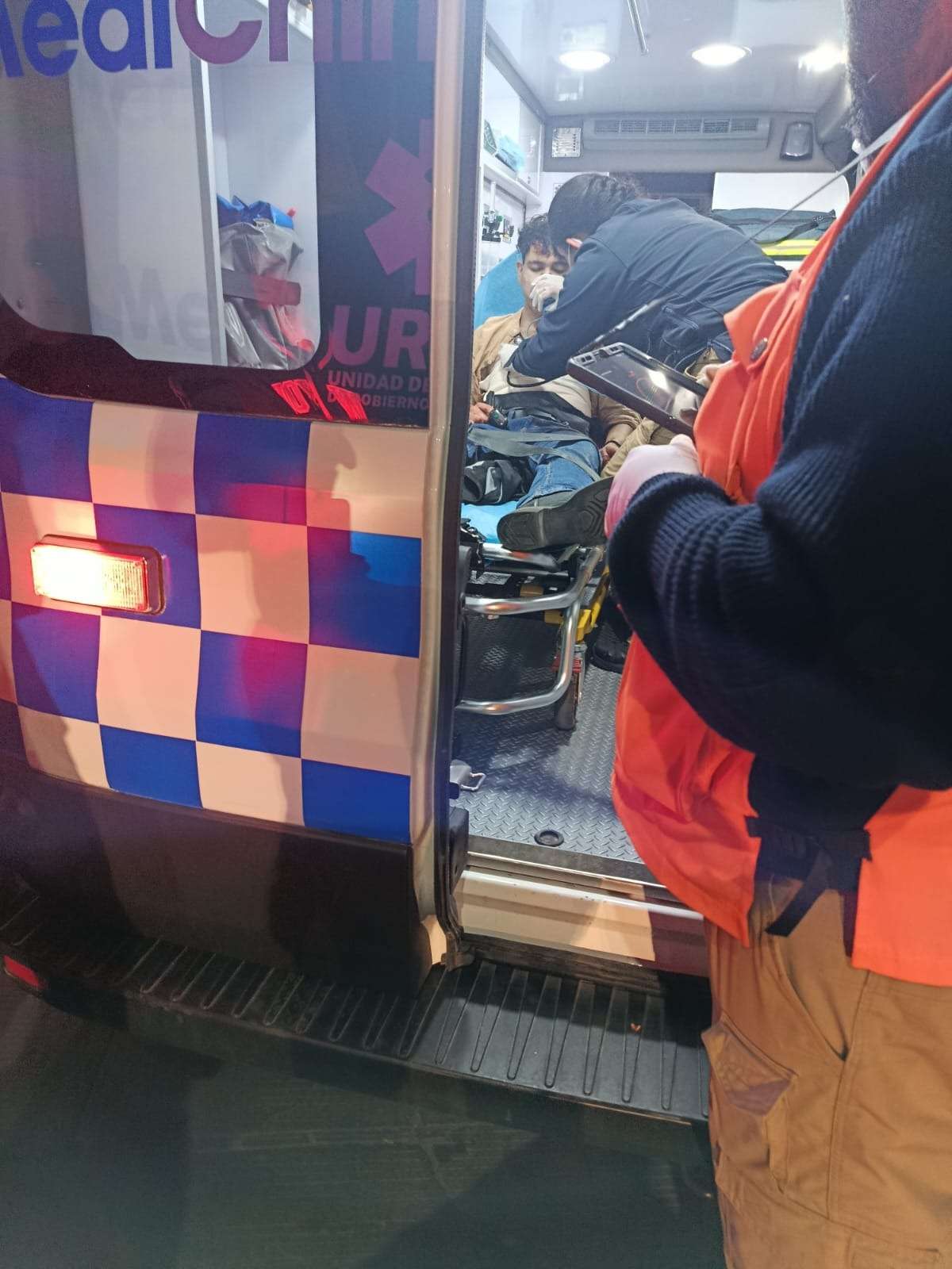 Por defender a una mujer acuchillan y golpean a dos