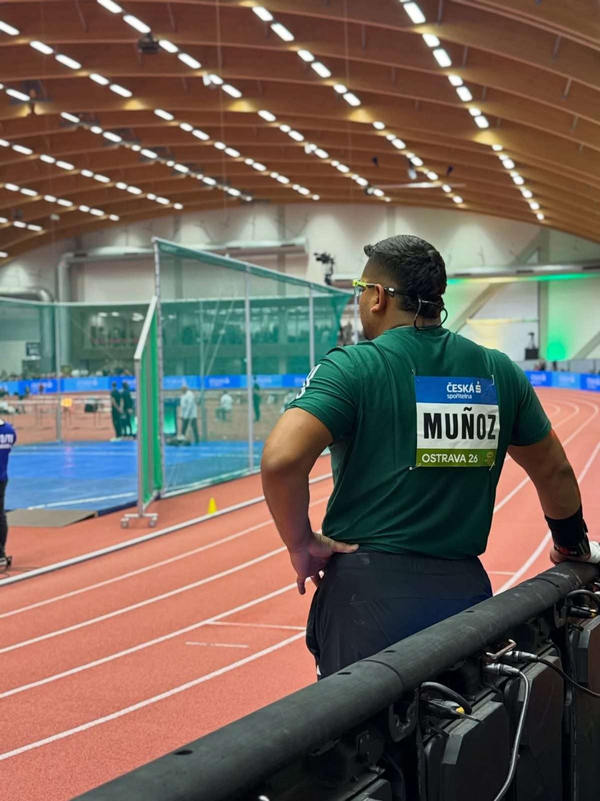 Uziel Muñoz rompe récord mexicano indoor en impulso de bala
