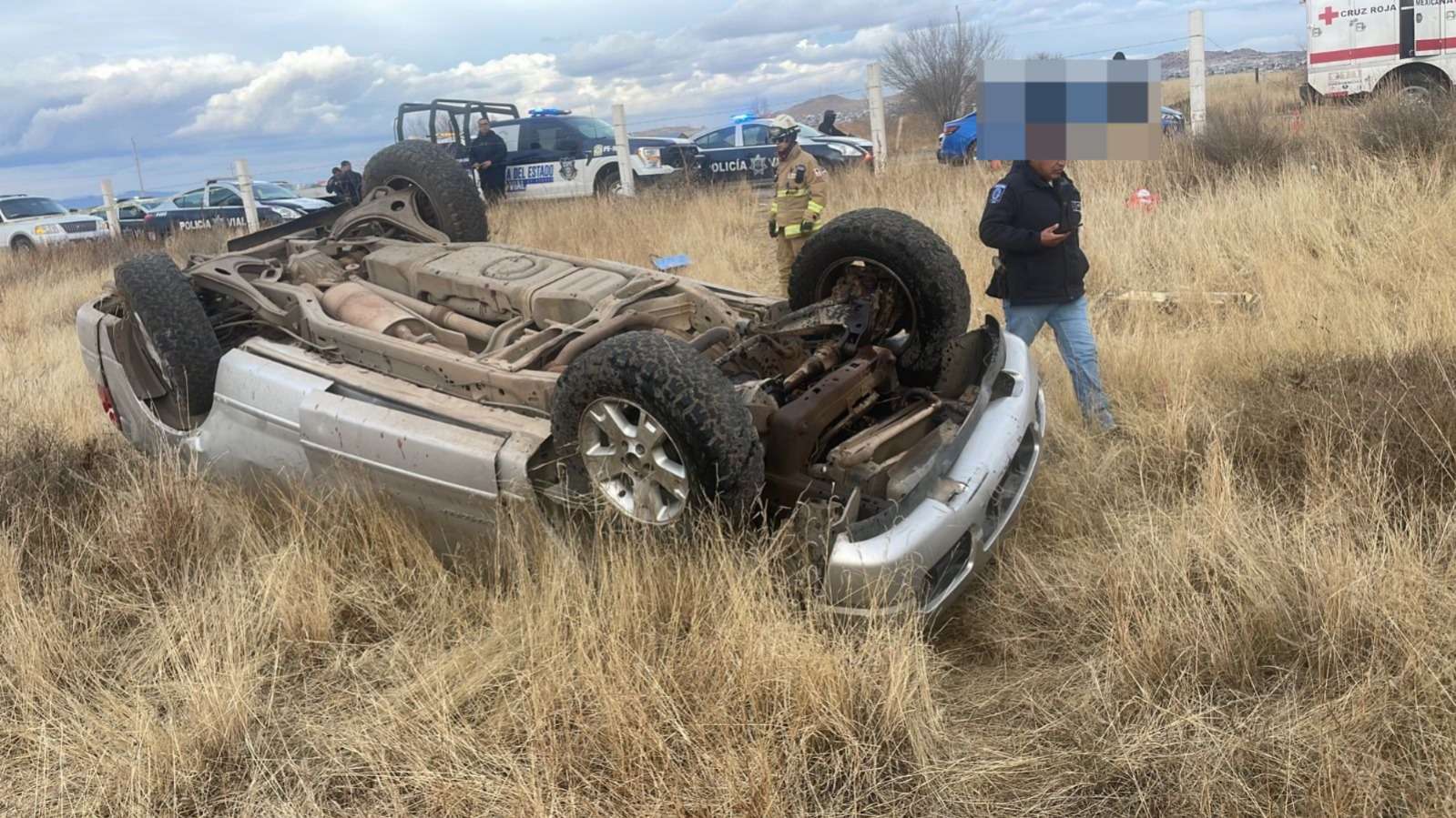 Mueren 2 al volcar camioneta en Cuauhtémoc