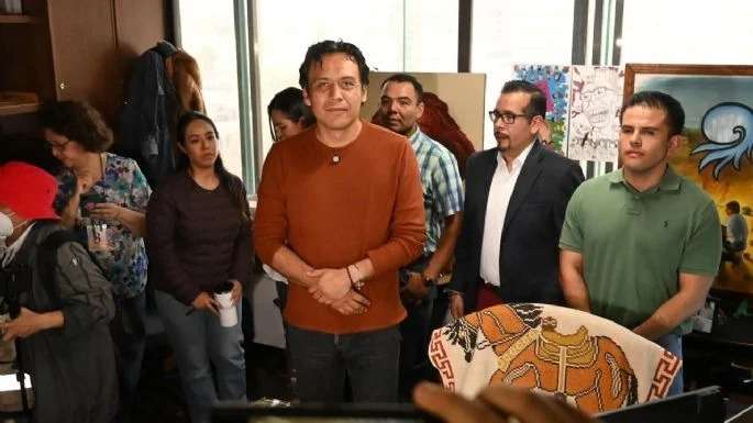 Continúa atrincherado Marx Arriaga en la SEP y transmite en vivo