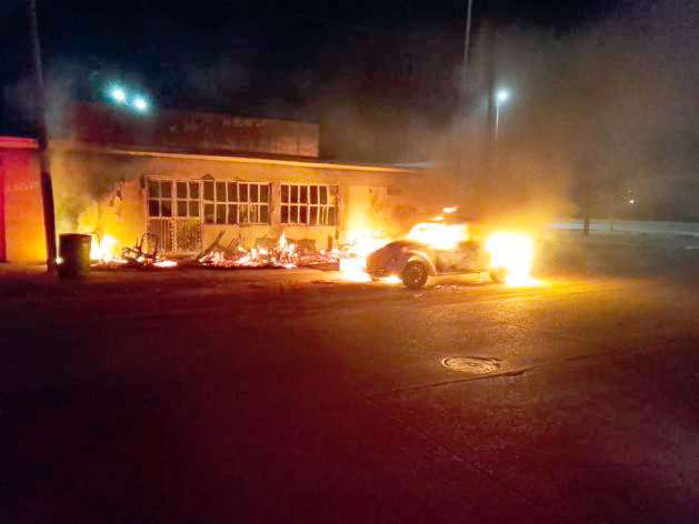 Queman tapicería y carro en Cuauhtémoc