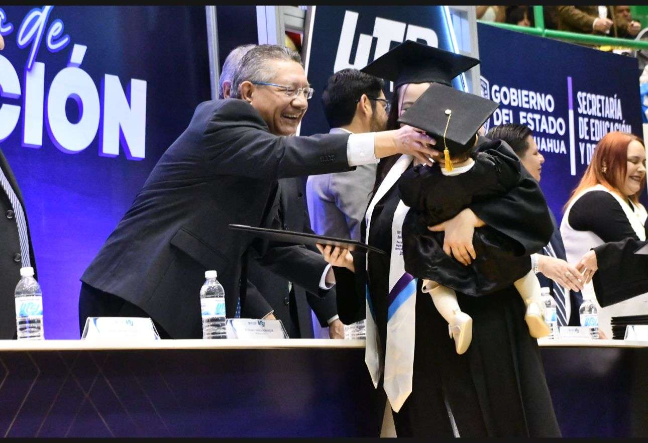 Gradúa UTCJ a más de mil estudiantes y entrega títulos profesionales 