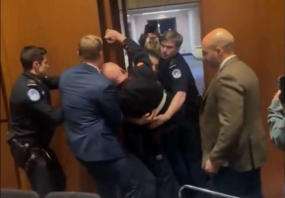 Sacan de audiencia a ex marine por protestar contra guerra en Irán 