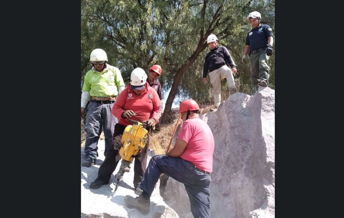 Retiran roca volcánica por riesgo en Tlalnepantla