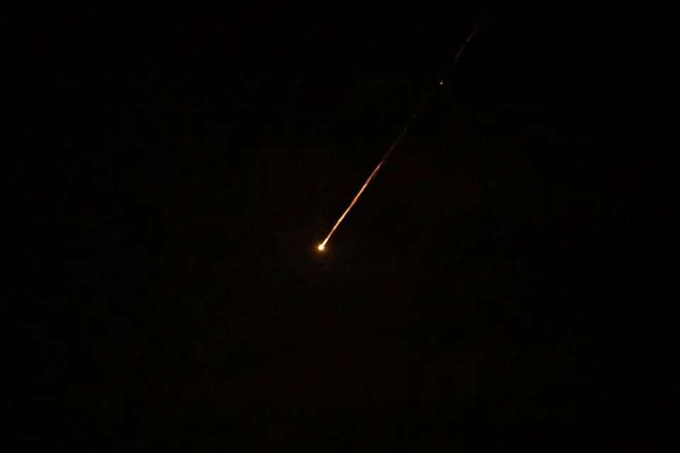 Lanzan hutíes respaldados por Irán misil contra Israel
