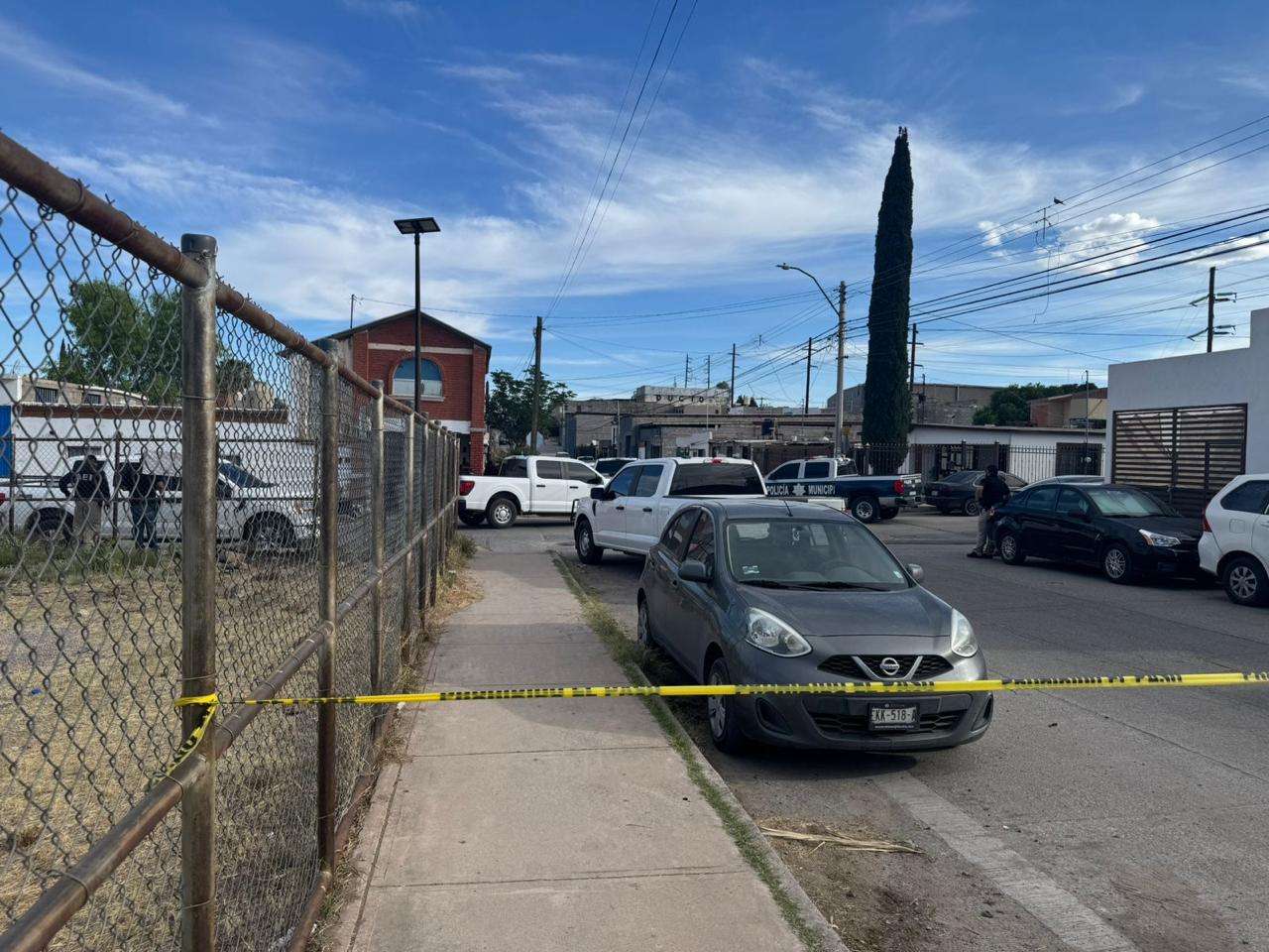 Detienen a dos y aseguran autos durante cateo al norte de la ciudad