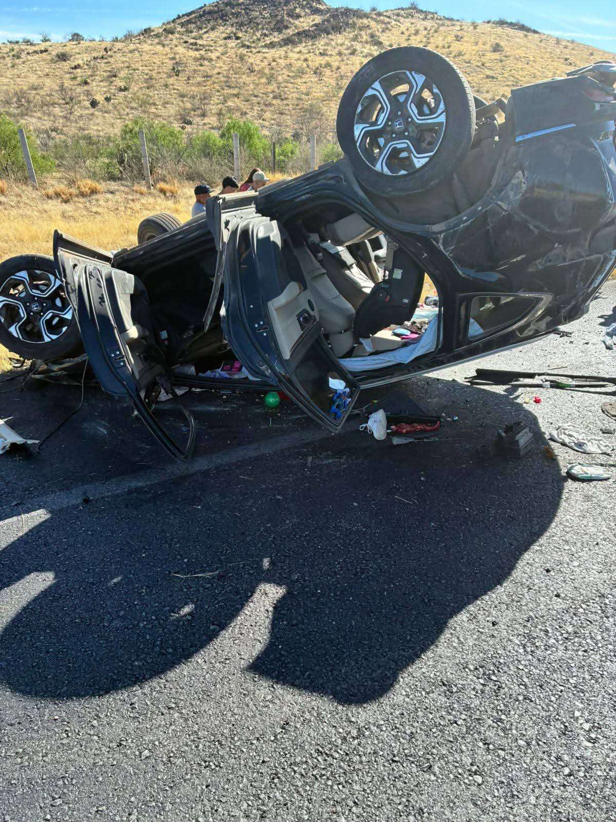 Resulta herida en volcadura sobre carretera a Delicias