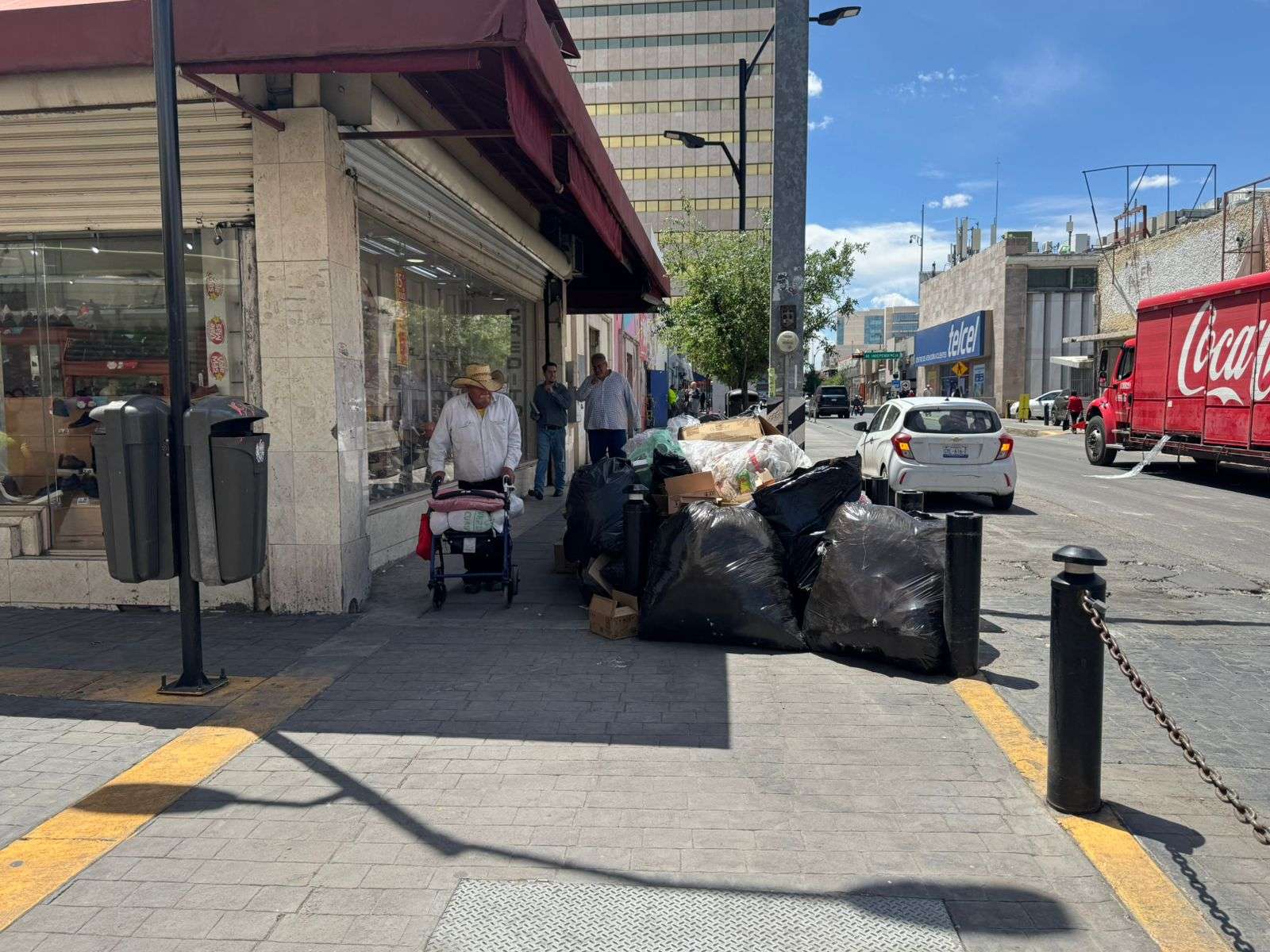 Se acumula la basura entre la Juárez y Tercera