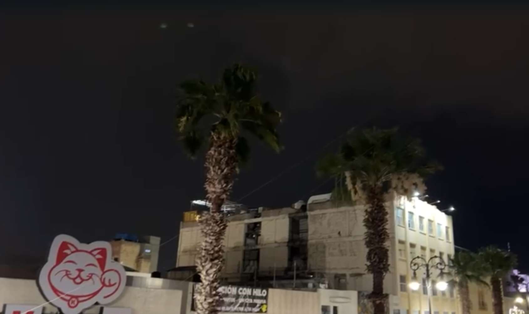 Cae ligera llovizna en el centro de la ciudad 