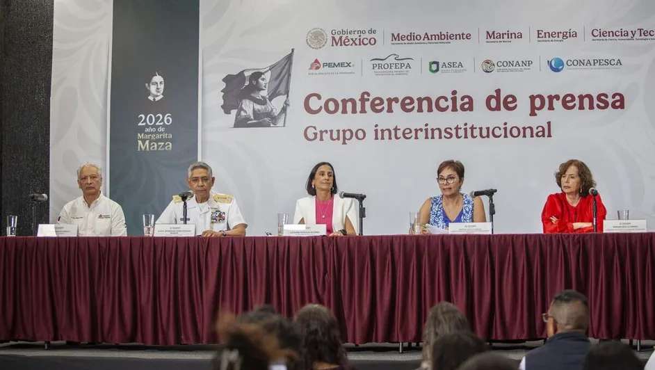 Cesan a tres funcionarios de Pemex por derrame en Golfo de México