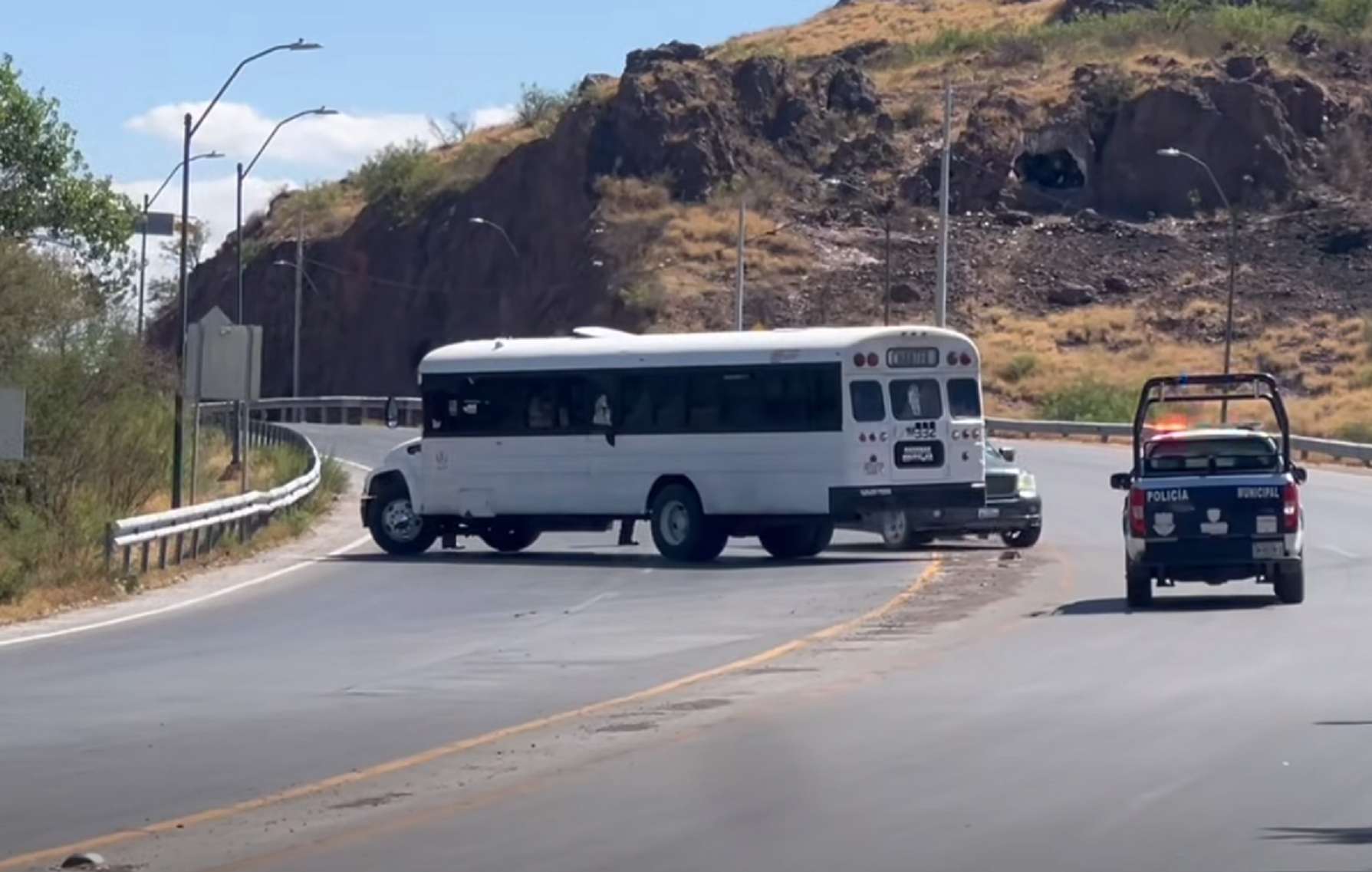 Bloquean sicarios con un camión la carretera Aldama-Ojinaga