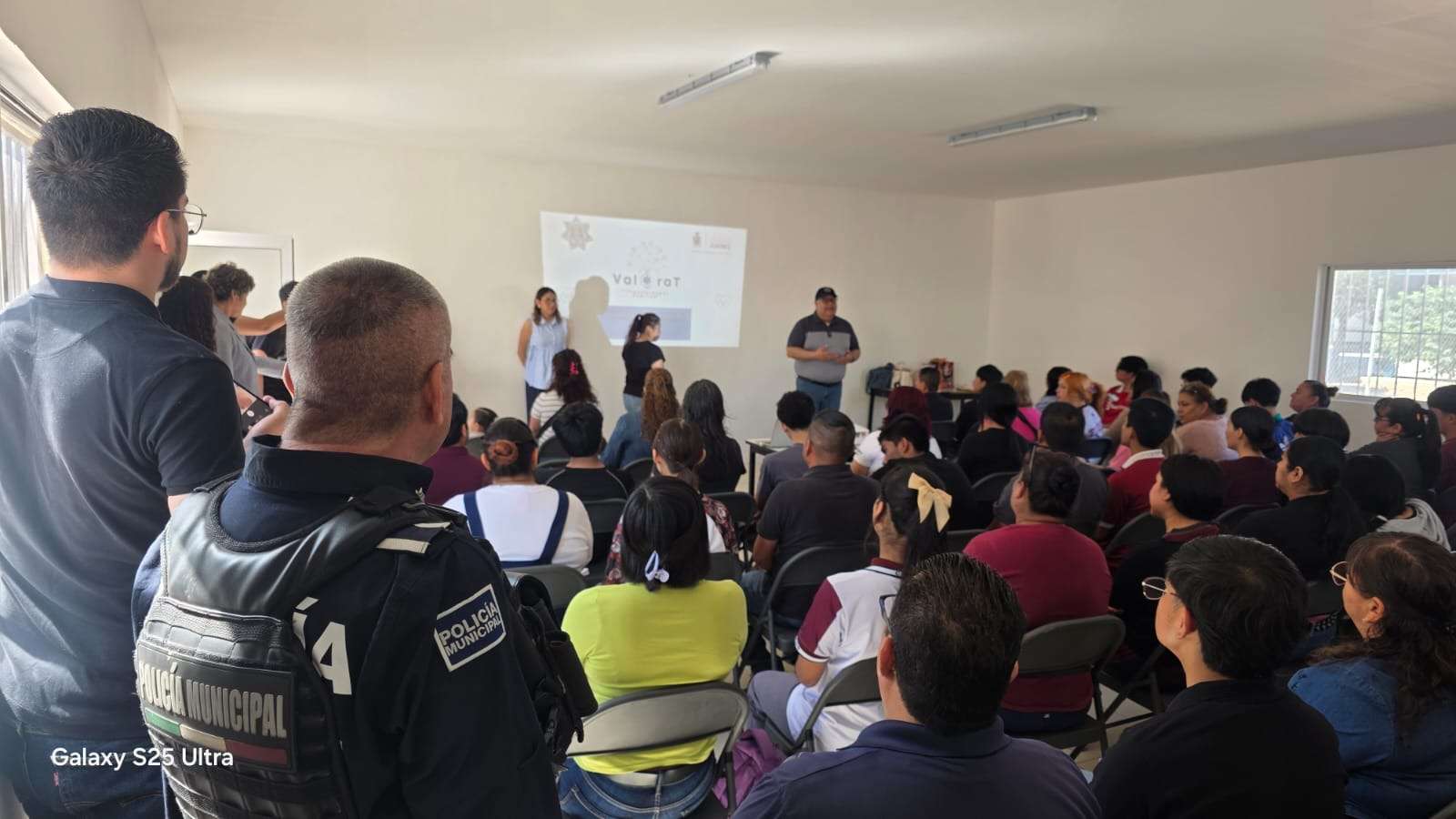 Llevan programa Valórate a estudiantes y padres de familia