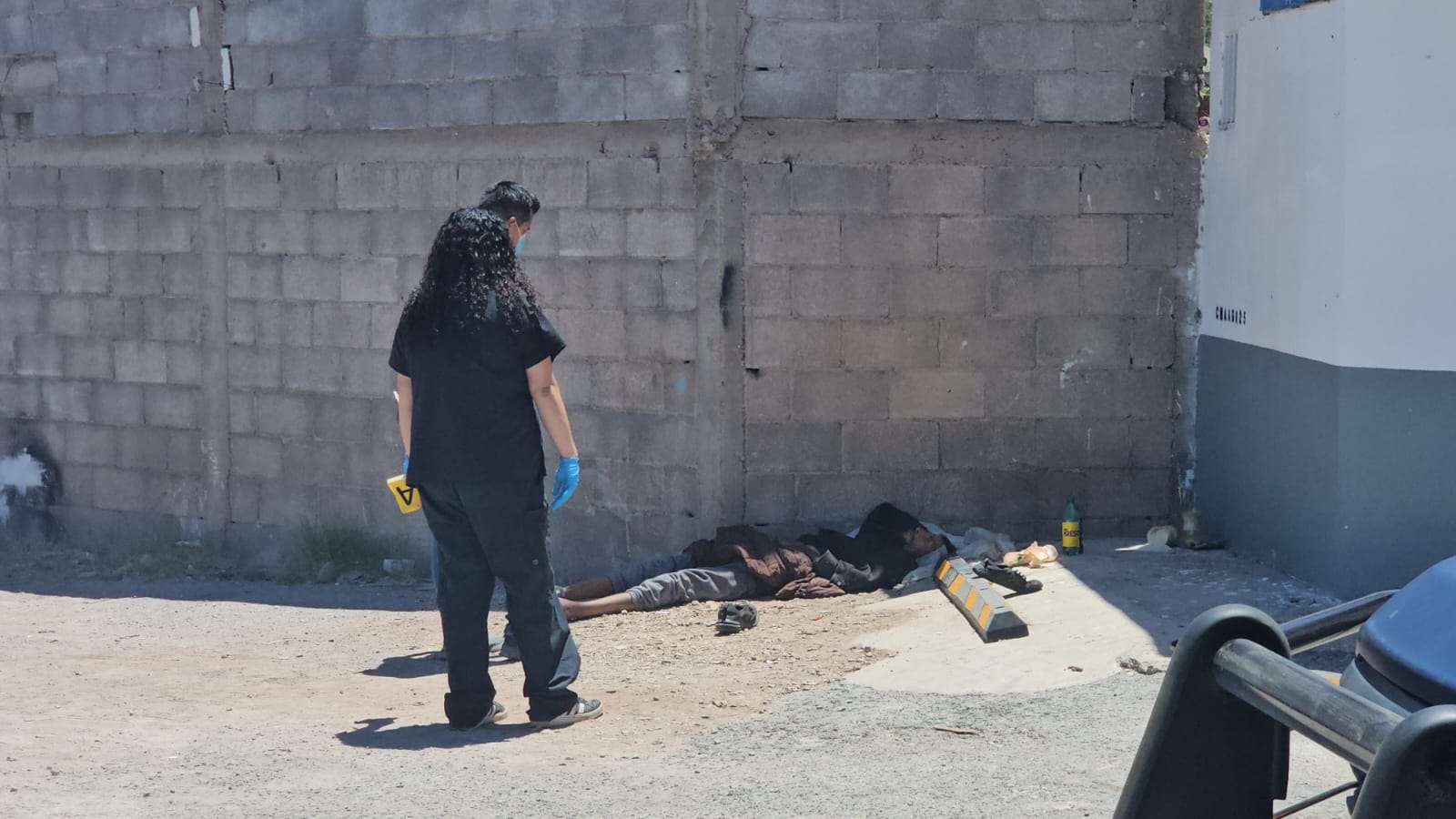 Hallan un muerto afuera de un Six en la Luis Fuentes Mares