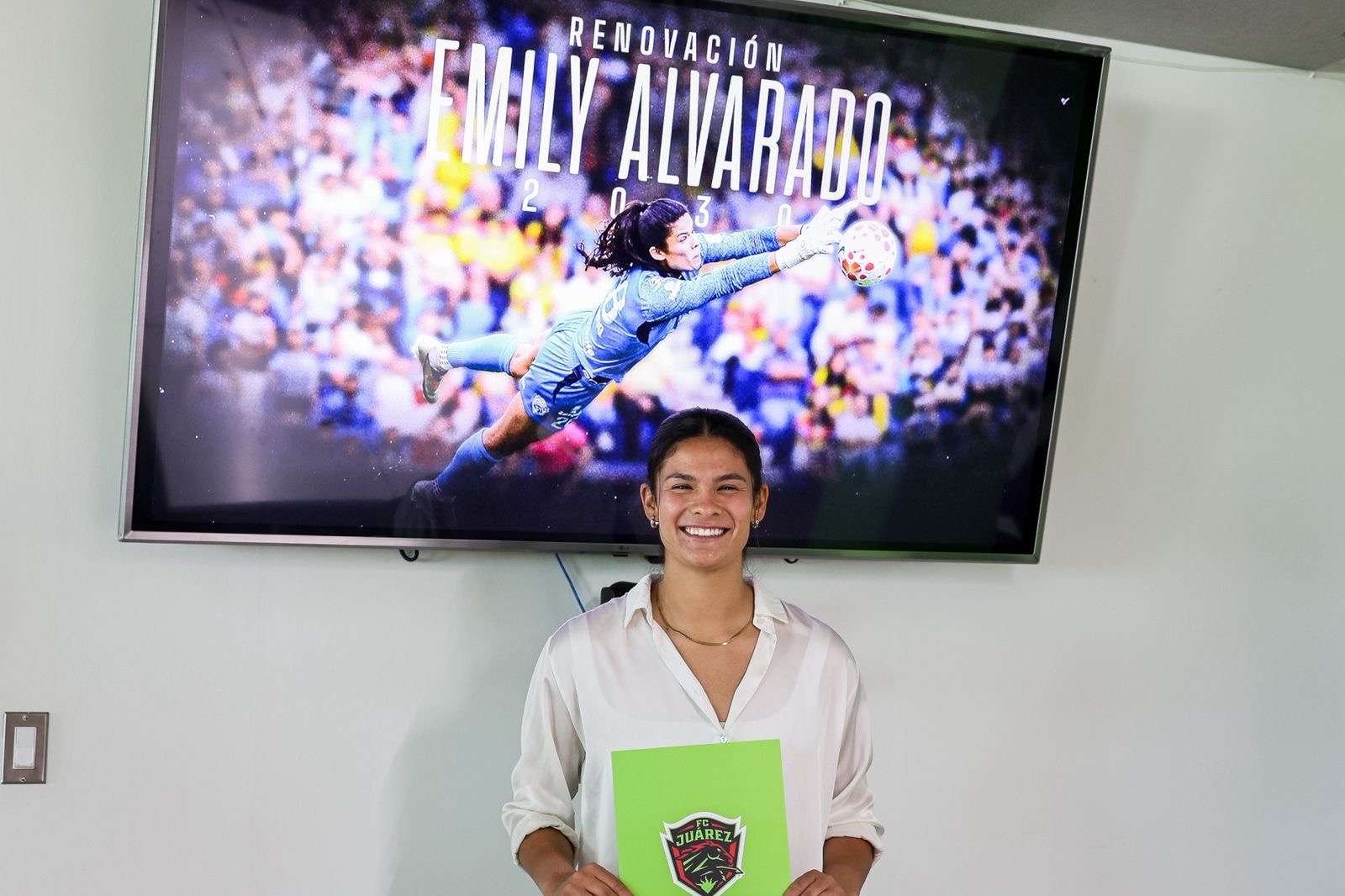 Renueva Bravas a Emily Alvarado hasta 2030