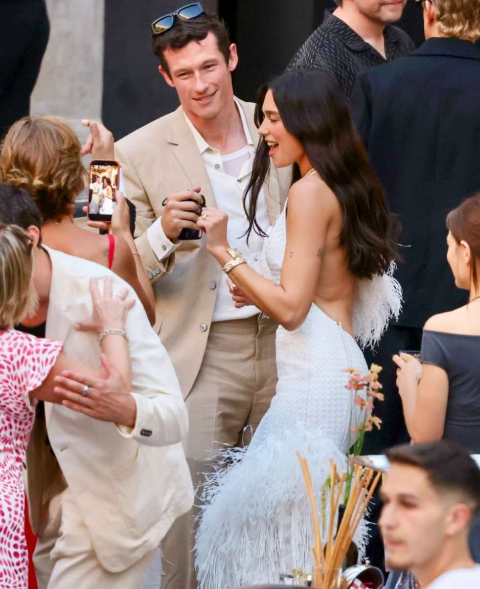 El despliegue de alta costura de Dua Lipa y Callum Turner en Sicilia