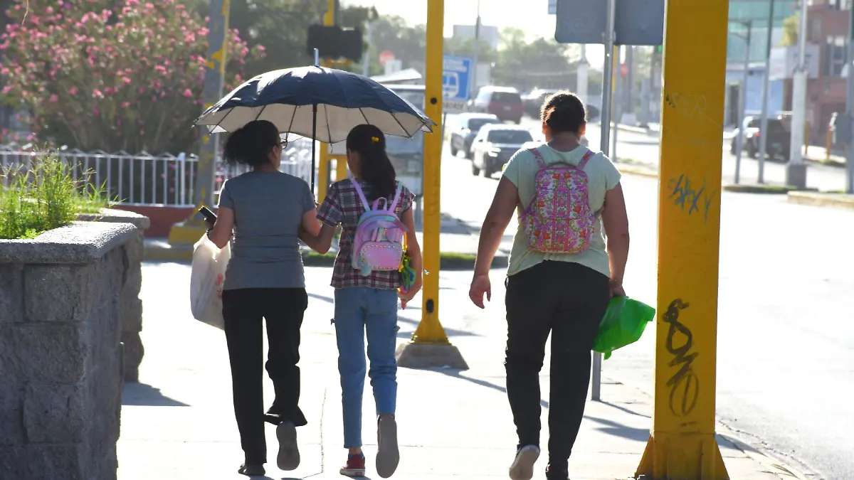 Pronostican tarde calurosa y posibilidad de lluvia débil