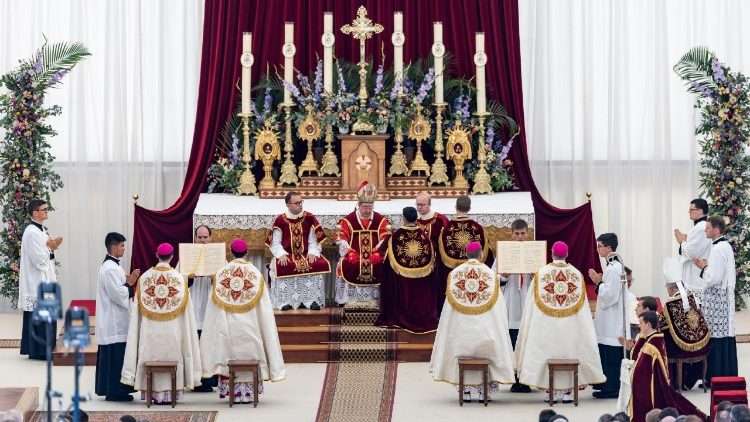 Consuman lefebvrianos ordenación de cuatro obispos sin aval del Papa