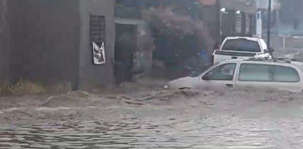 Afecta lluvia vialidad en la colonia Rosario por acumulación de agua