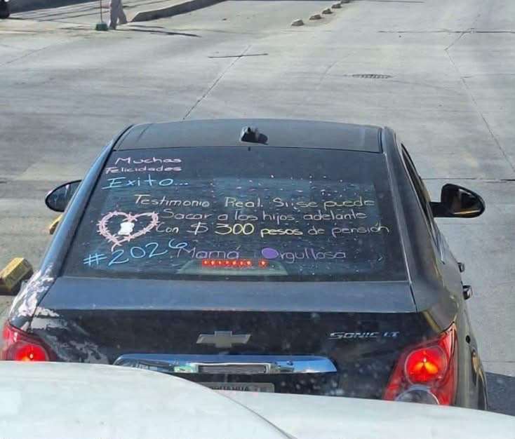 Auto decorado para graduación se vuelve viral por mensaje sobre pensión alimenticia
