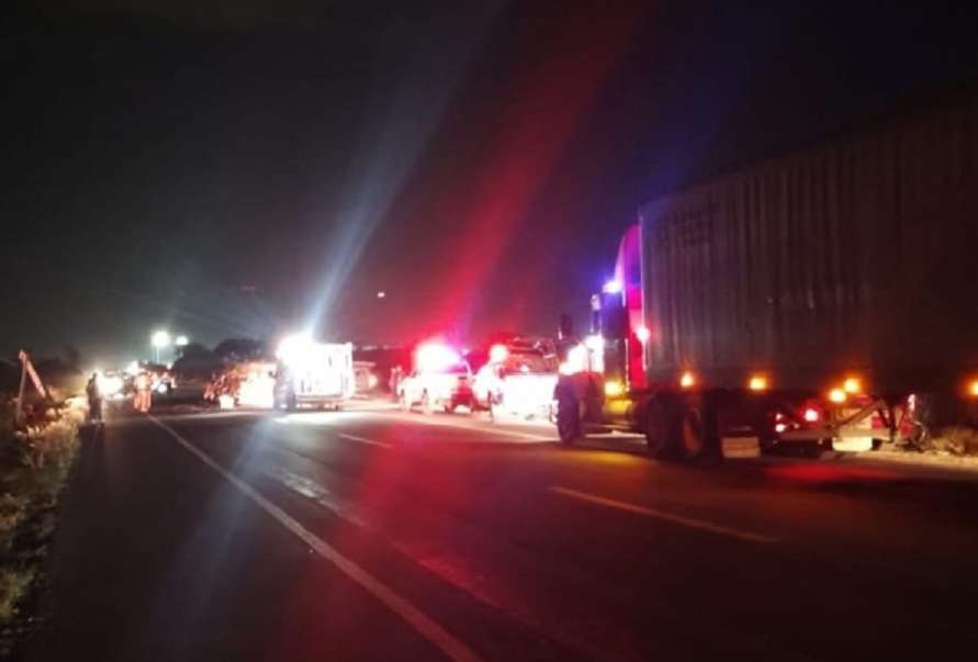 Reportan fuerte choque entre autobús y tráiler en rúa Camargo-Ojinaga
