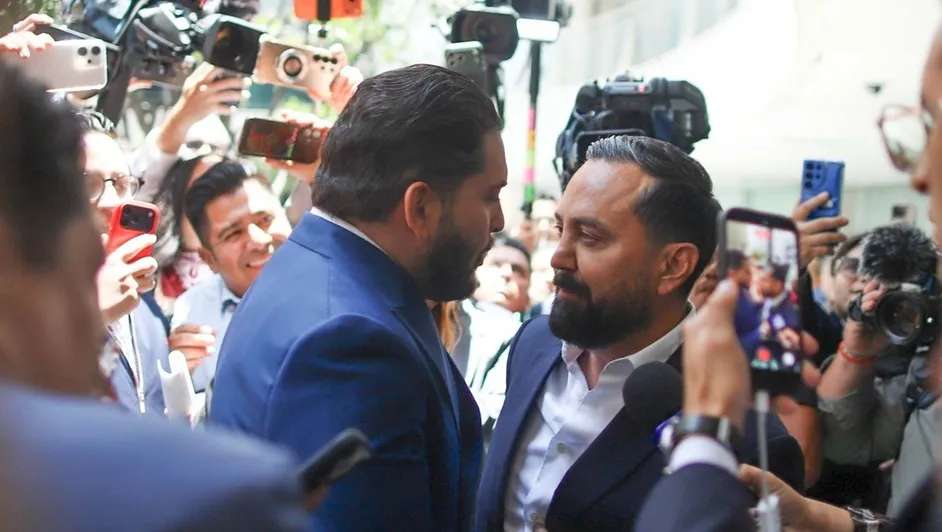 Protagonizan Arturo Ávila y Carlos Gutiérrez pleito a empujones
