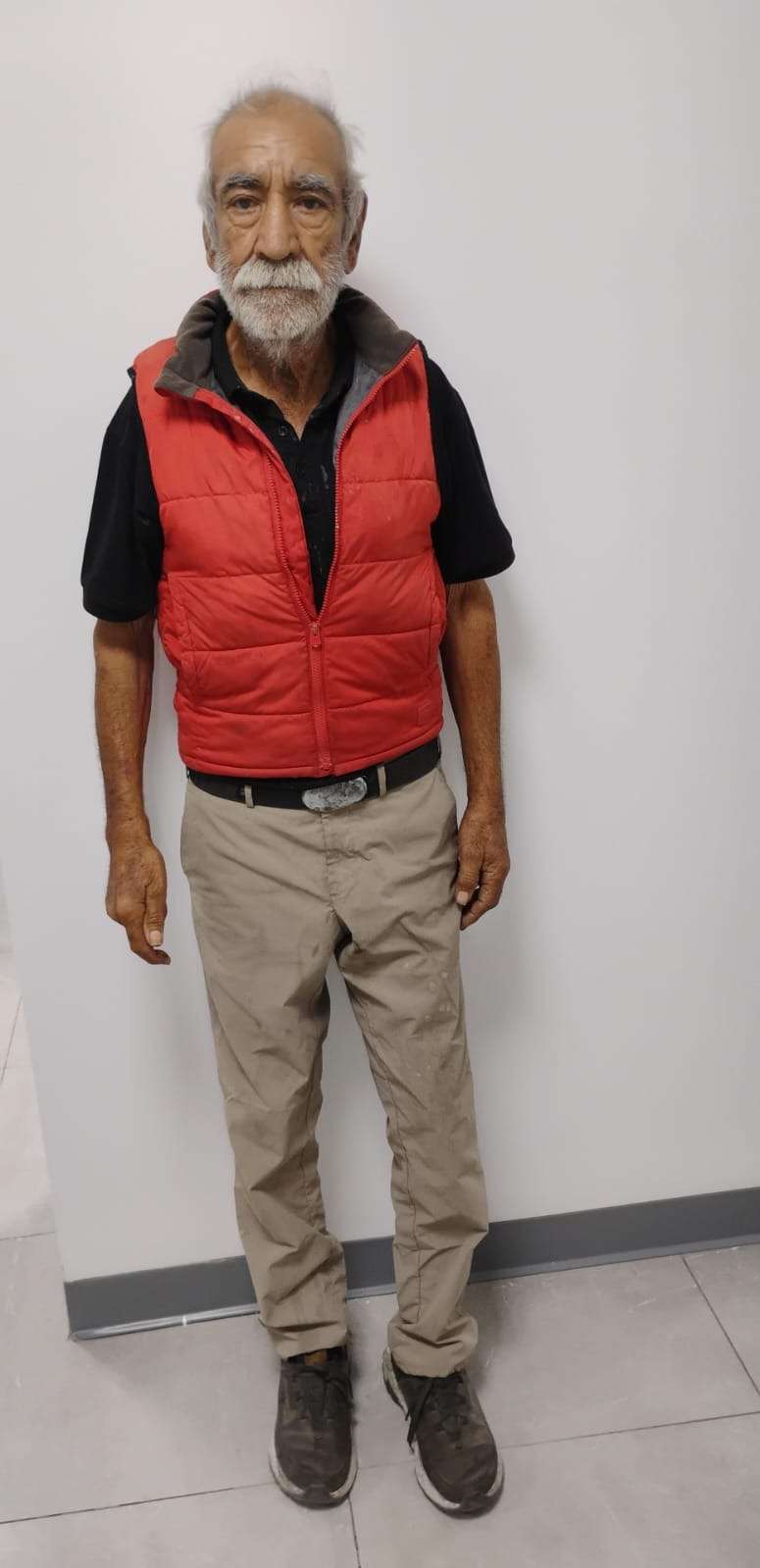 Buscan a familiares de un hombre extraviado 