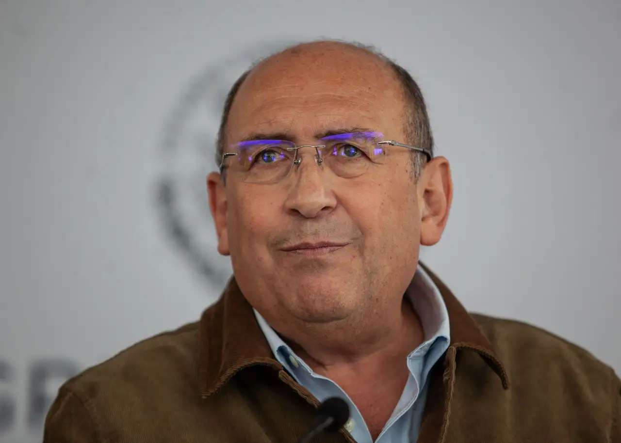 Si no se levanta a trabajar: Rubén Moreira se burla de Noroña