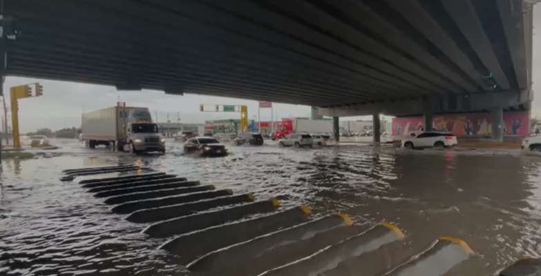 Fuertes lluvias golpean a Juárez; reportan inundaciones y vialidades anegadas
