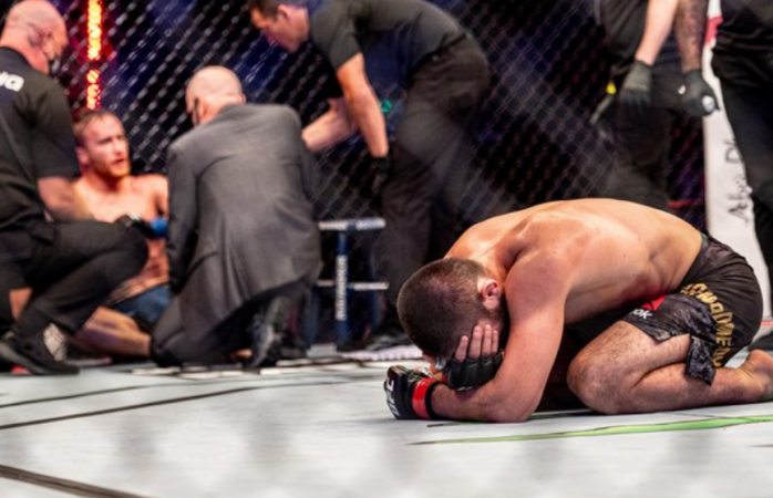 Khabib gana de forma dominante y se retira de la ufc