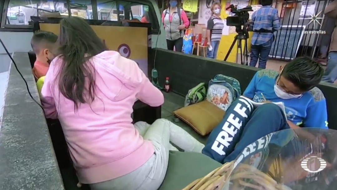 Los niños se forman para esperar por sus clases